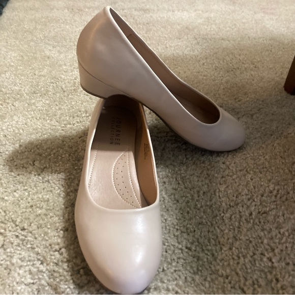 Journee cream flats shoes - Picture 2 of 4